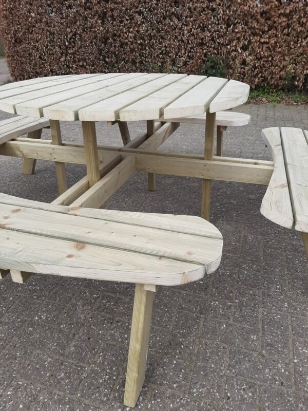 picknicktafel rond vuren
