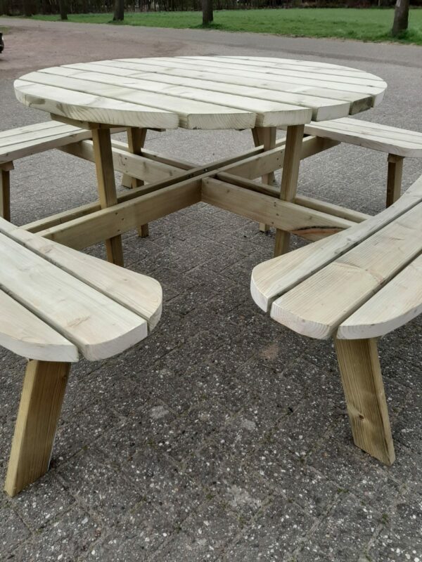 picknicktafel rond vuren