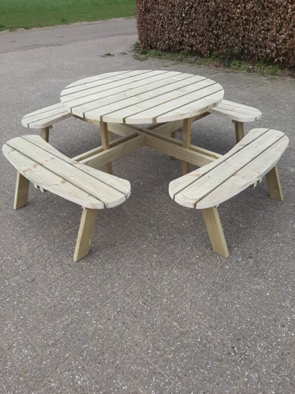 picknicktafel rond vuren