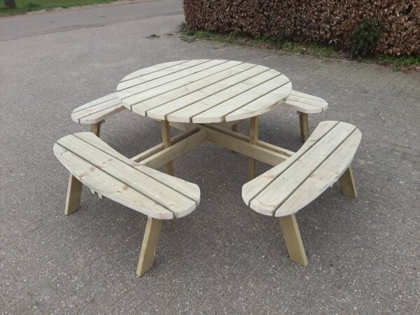 picknicktafel rond vuren